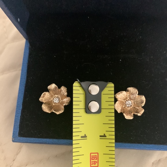 Gold flower studs NWOT CLEARANCE - Picture 5 of 5